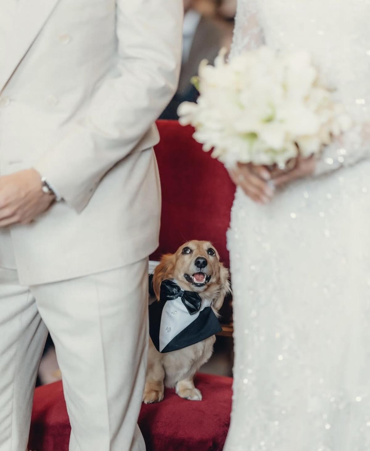 Leo Leclerc vestido de traje en la boda