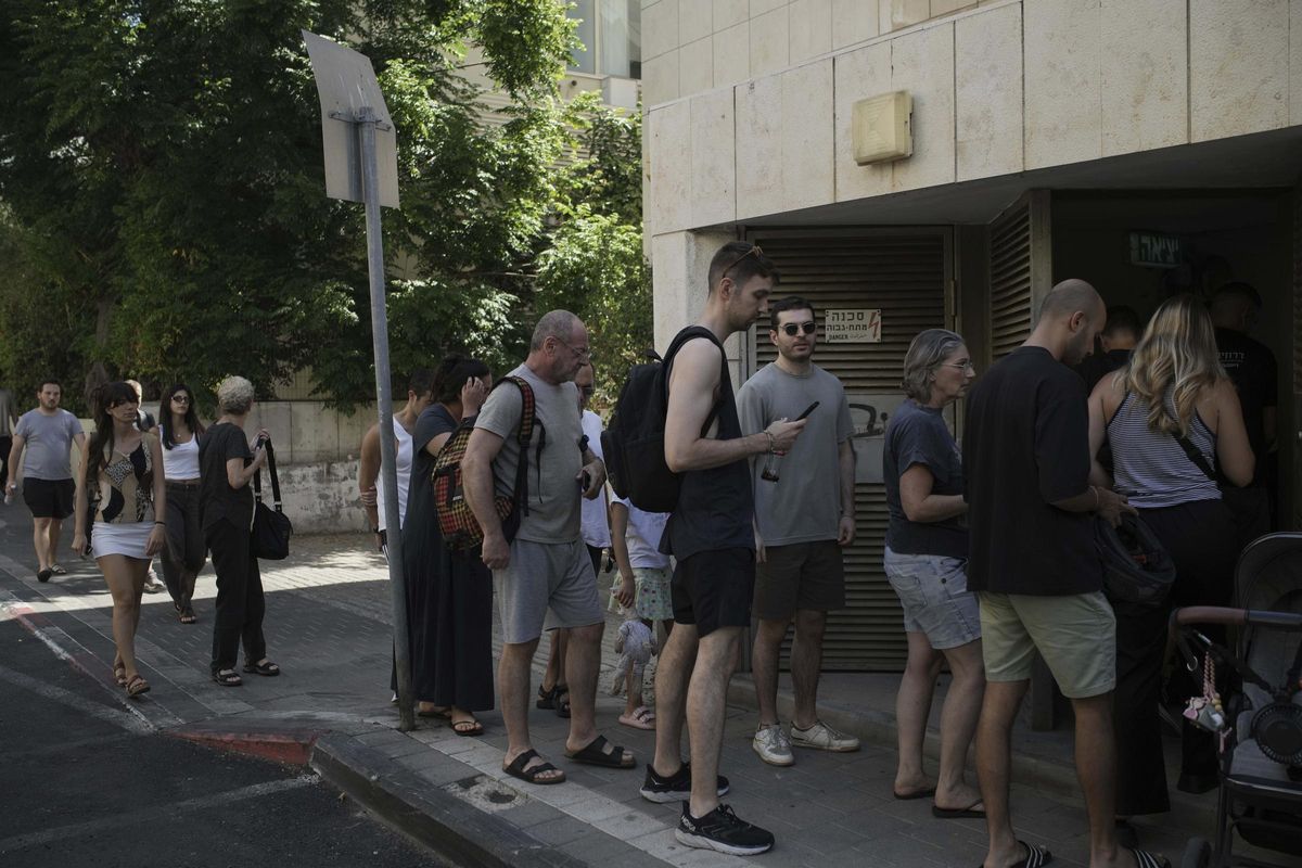 Residentes de Tel Aviv entran en un refugio para protegerse de un ataque iraní, este viernes.