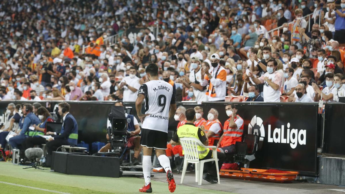 Maxi Gómez siendo aplaudido por la afición en Mestalla