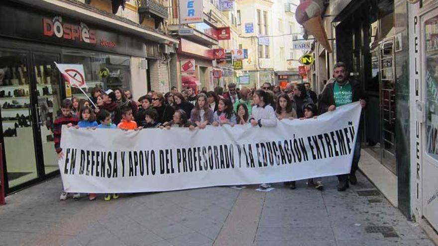 600 personas se manifiestan en Mérida en defensa de la educación de calidad
