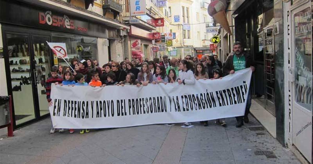 600 personas se manifiestan en Mérida en defensa de la educación de calidad