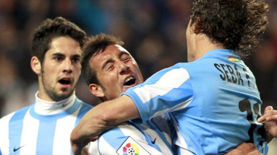 Los jugadores del Málaga celebran uno de los goles logrados ante el Sevilla.