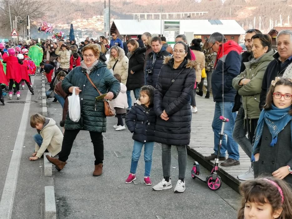 Los Reyes Magos llegaron en coches clásicos y se subieron a tres carrozas adornadas con motivos de personajes de cuentos.