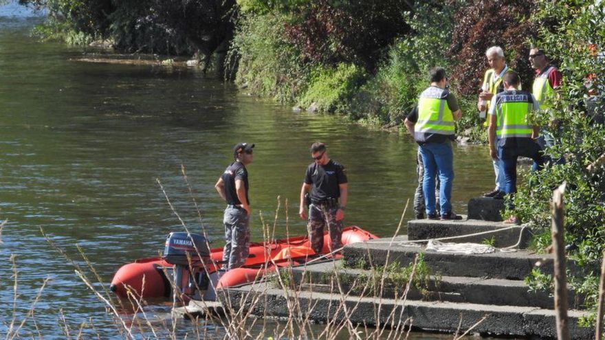 Labores de búsqueda del joven ahogado en la presa de Velle el pasado 5 de julio. | // FERNANDO CASANOVA