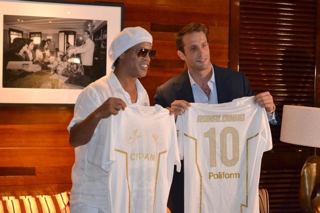 Ronaldinho (46 años) aterriza en Italia para su presentación como nuevo jugador del Ravenna