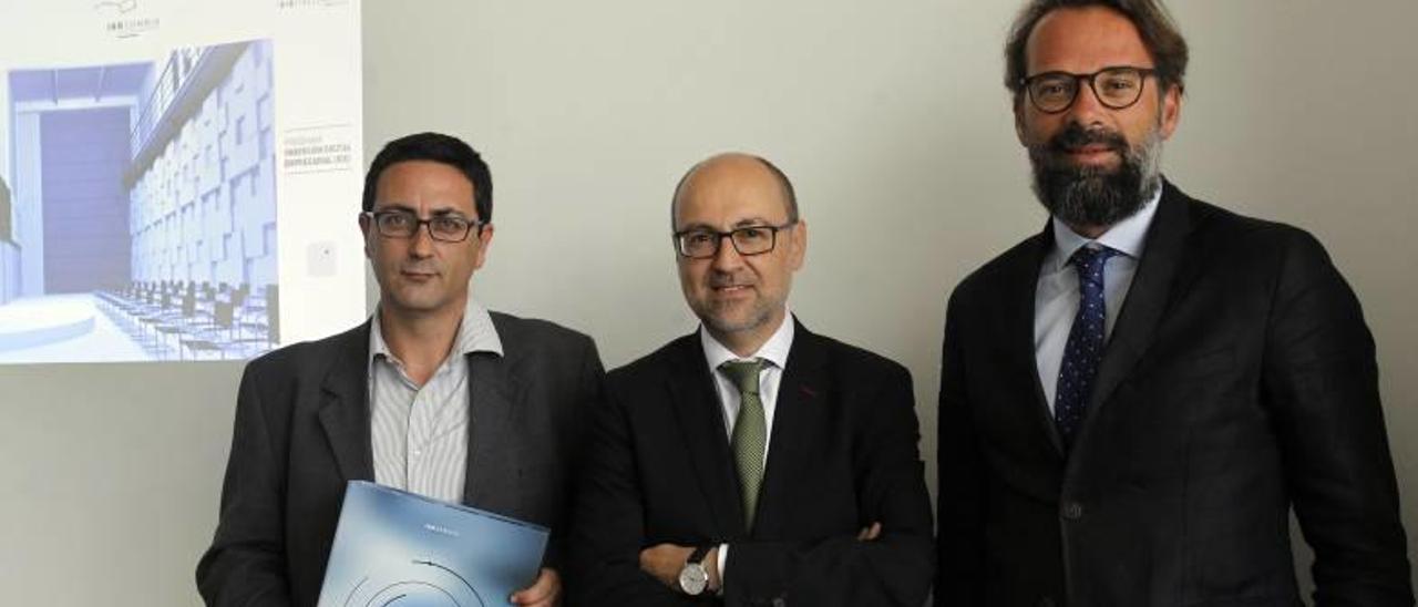 Rafael Navarro, José Manuel García Trany y Francisco Estevan, tras la presentación del proyecto de inmersión digital.