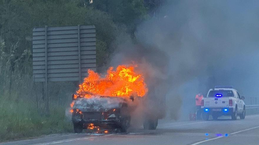 Arde un furgón con carga trasera en la carretera que une Salceda y O Porriño