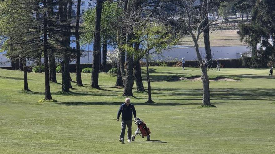 Golf y croquet entre pinos y brisa marina para combatir el calor en A Toxa