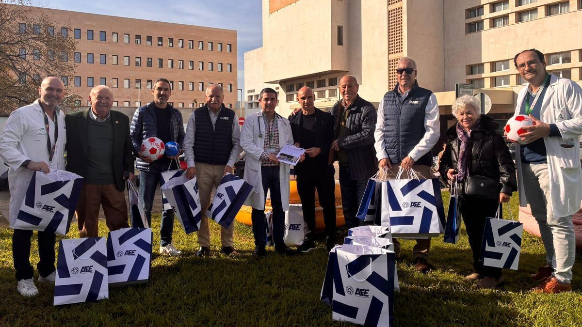 La comitiva de la AFE, junto a Miguel Reina e integrantes del área médica del Hospital Reina Sofía, antes de hacer entrega de los regalos.