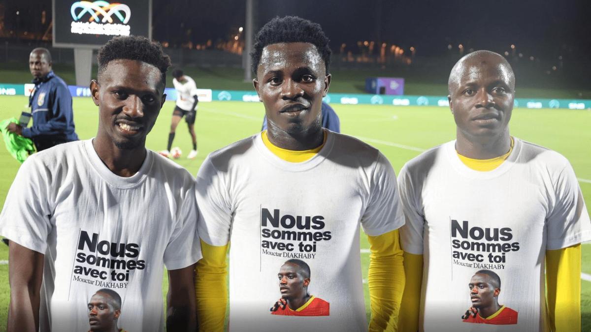 La Federación de Fútbol de Guinea rindiño un sentido homenaje al central valencianista