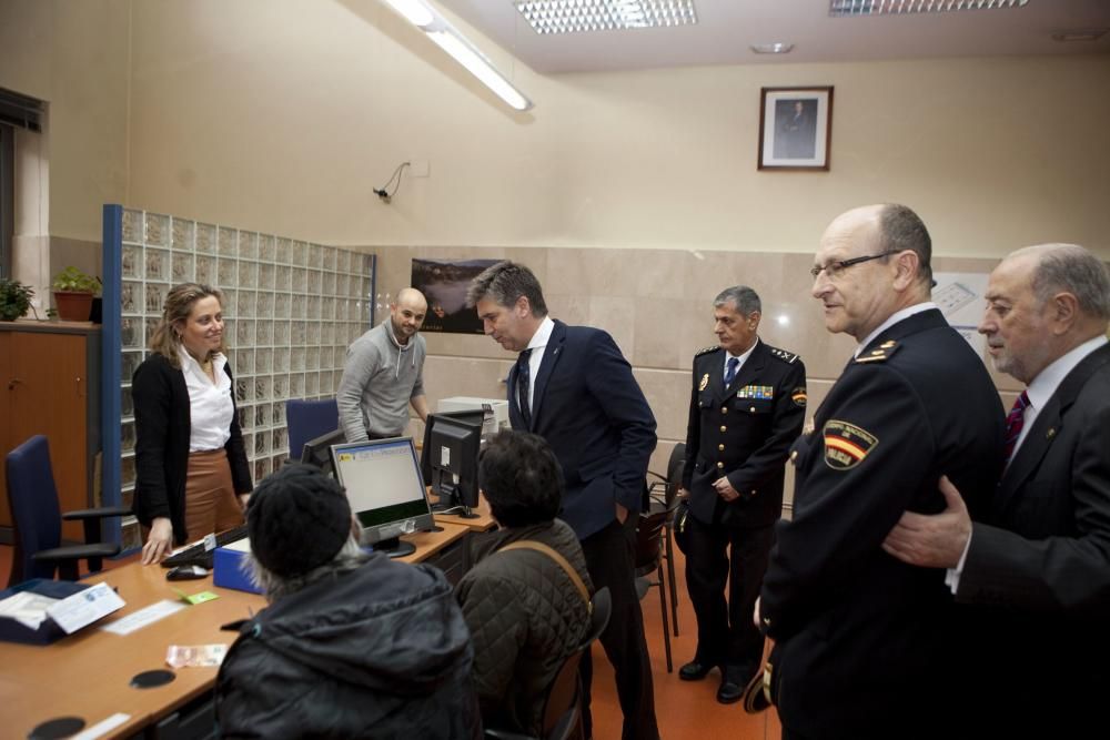 Visita de Ignacio Cosidó, director general de la policía, a la comisaría de Policía de Langreo