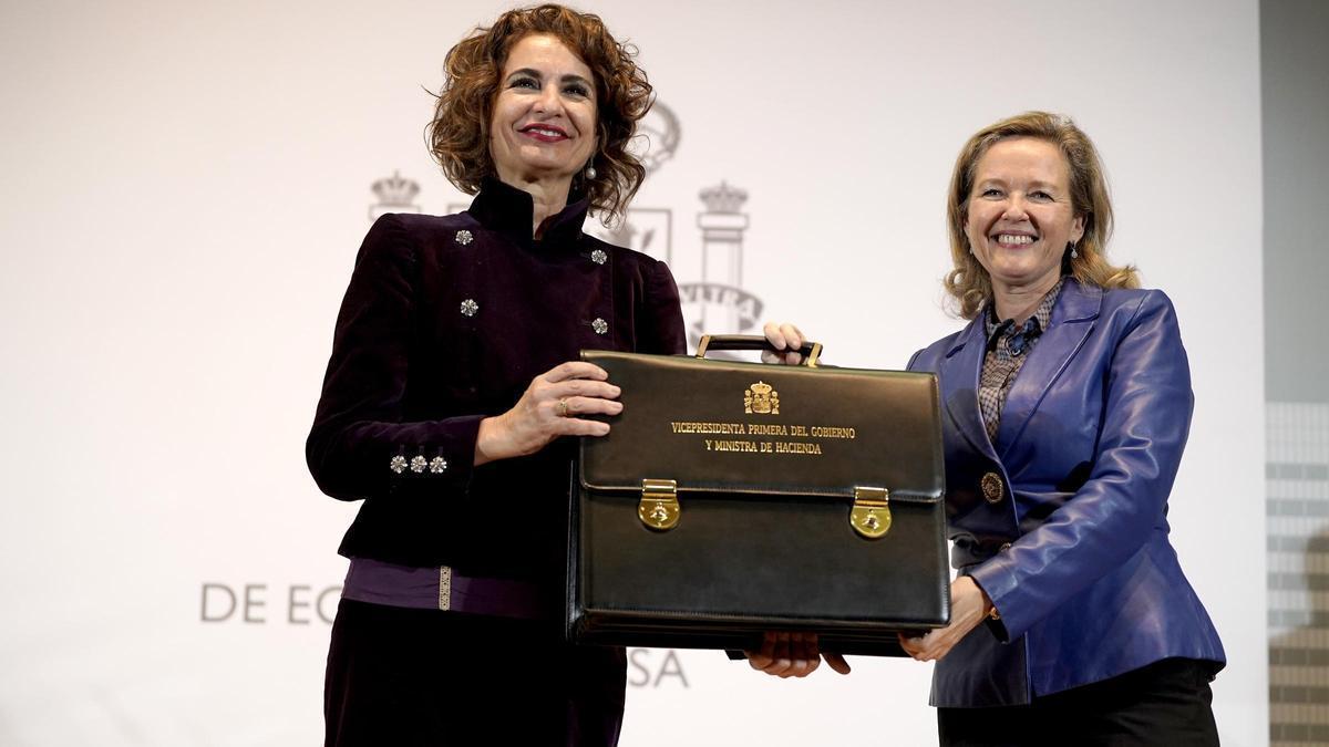 María Jesús Montero recibe de manos de Nadia Calviño la cartera de Vicepresidenta Primera.