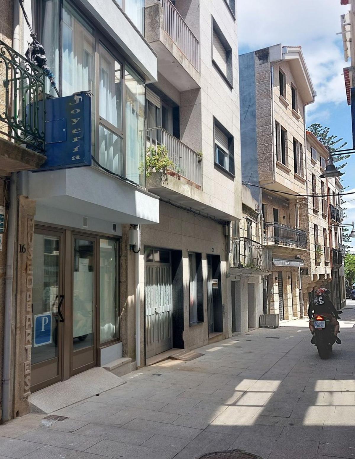 La Casa Choupas, con puertas rojas e integrante del portal TodoMorrazo, en el casco histórico de Cangas. | // G.NÚÑEZ