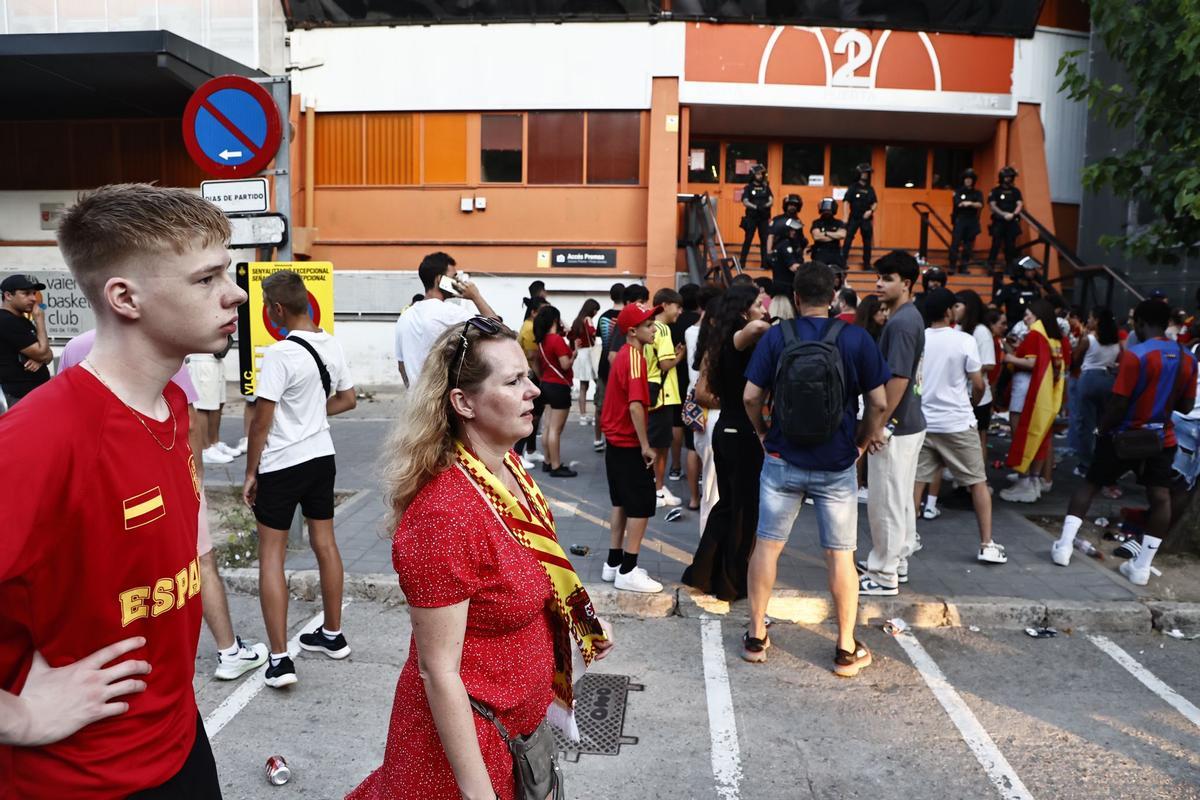 Llenazo en la Fonteta para ver la final España-Inglaterra Llenazo en la Fonteta para ver la final España-Inglaterra