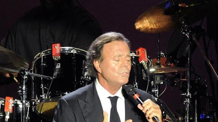 El cantante Julio Iglesias, durante su actuación en agosto pasado en los Jardins de Cap Roig, en la localidad gerundense de Calella de Palafrugell.