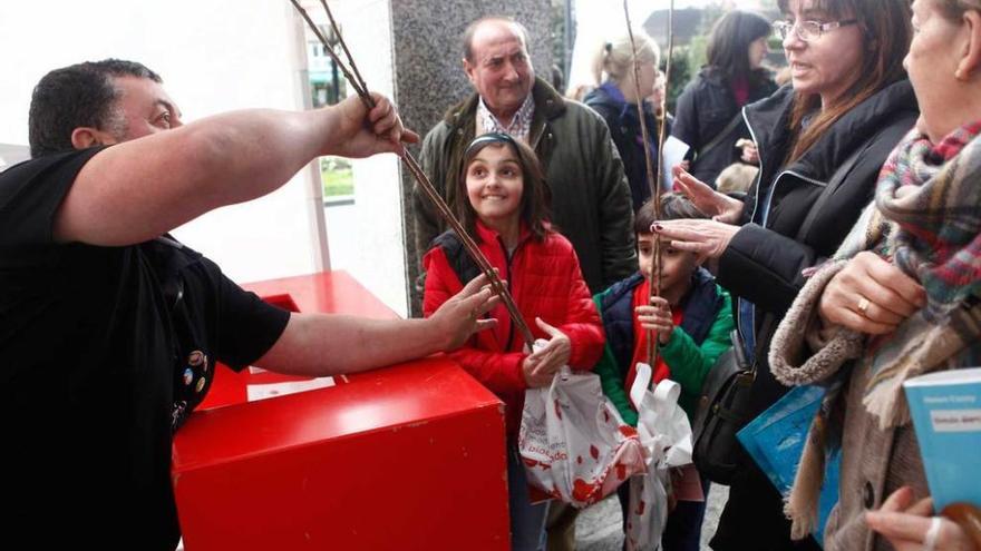 Más de mil niños reciben en la plaza de la Gesta cerezos para replantar