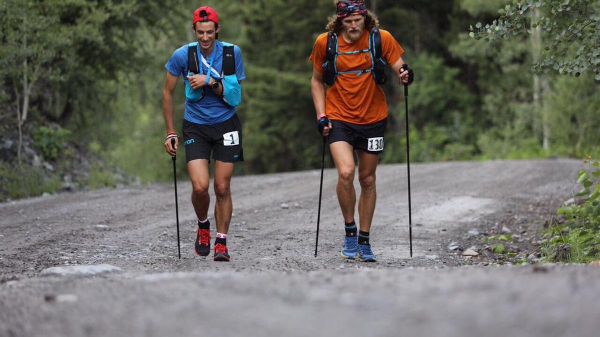 Kilian Jornet, con el brazo en cabestrillo, junto a Joe Grant, durante la disputa de la Hardrock, que ganó pese a una caída.