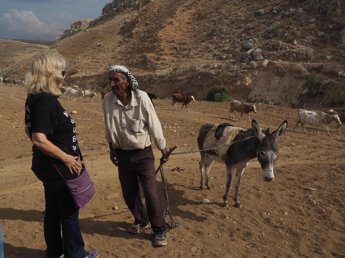 Daphne Banai, otra de los activistas israelís anti-ocupación, habla con un pastor palestino.