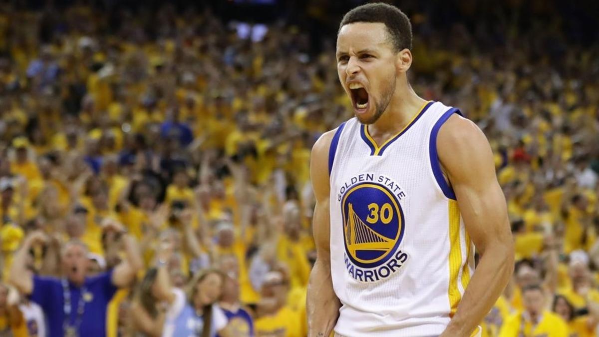 Curry celebra una canasta en la victoria de los Warriors ante los Thunder (96-88)