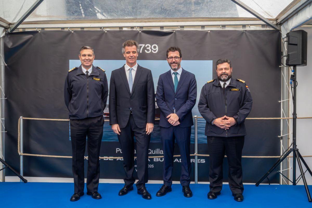 Marcos y Guillermo Freire, rodeados de miebros de la Armada.