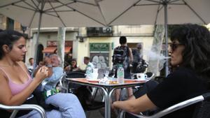 Catalunya prohibirà fumar en terrasses, entrades d’escoles i d’hospitals i marquesines de bus