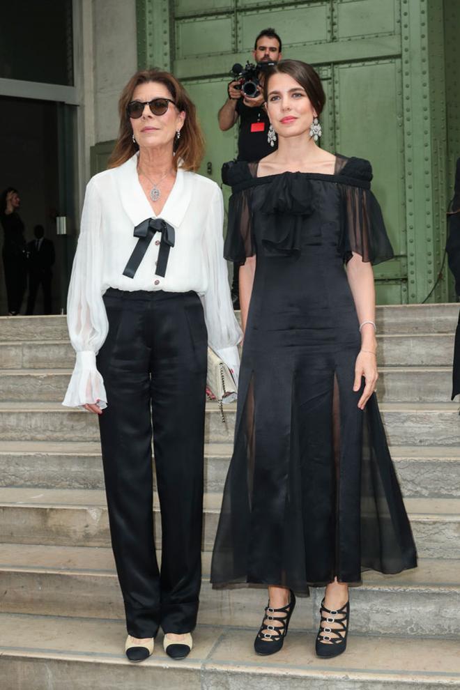 Carolina de Mónaco y Carlota Casiraghi en la despedida de Karl Lagerfeld
