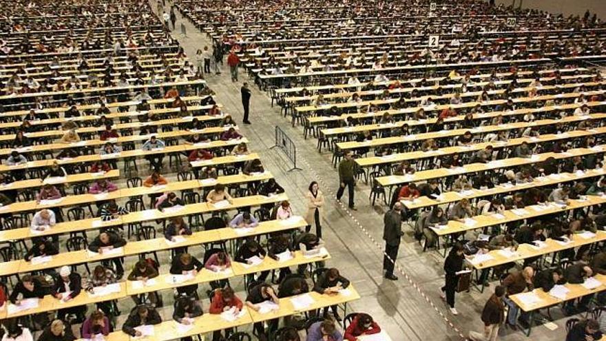 Cientos de gallegos realizan el examen de una oposición en Silleda. / efe