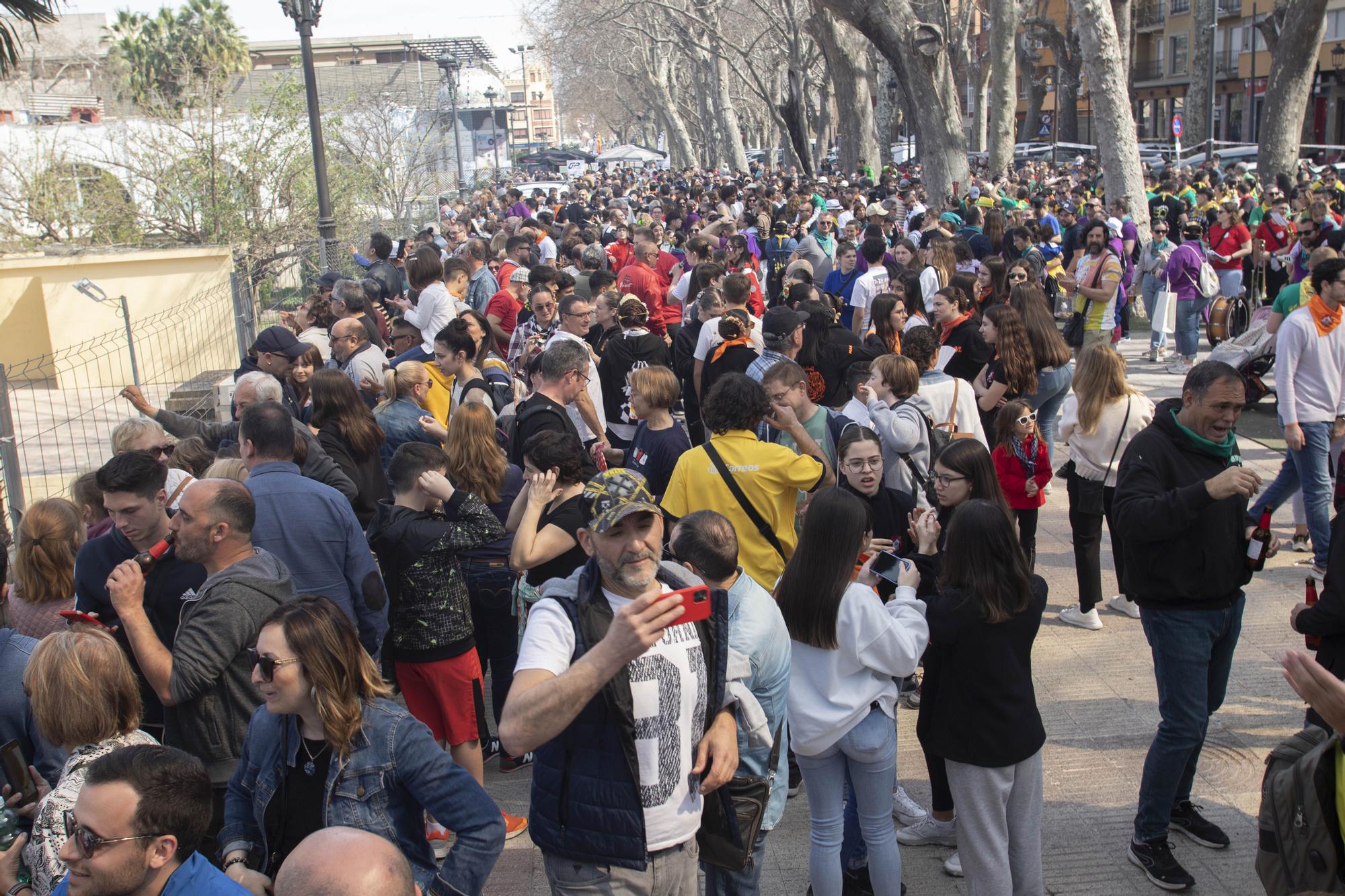 La mascletà de Caballer "retumba" en el Jardí de la Pau de Xàtiva