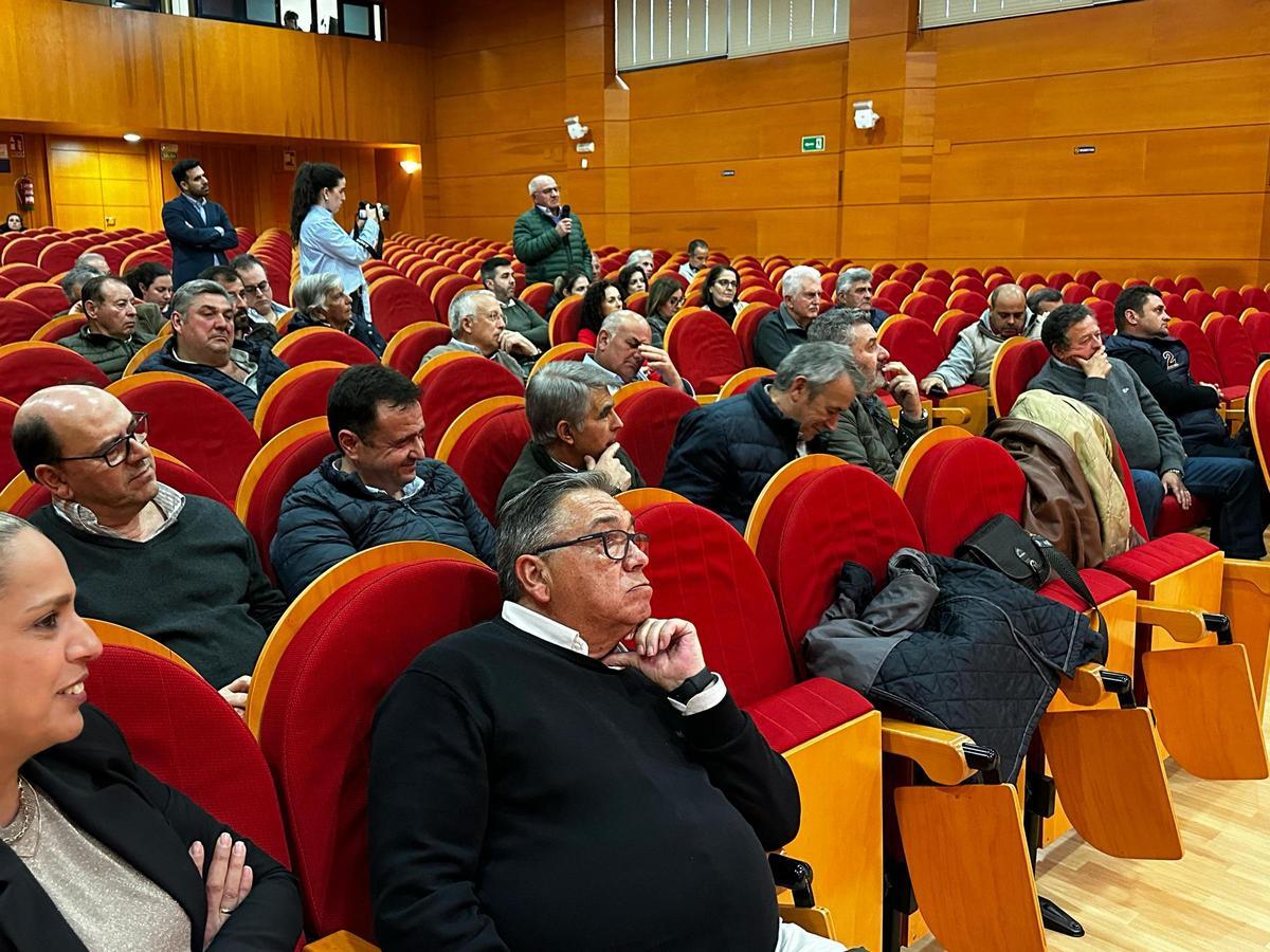 Público asistente a la charla con el alcalde José María Ramírez.