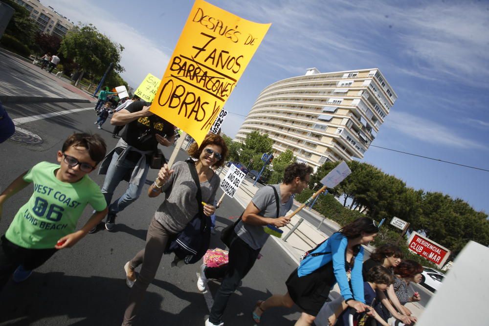 Protesta contra los barracones en La Almadraba