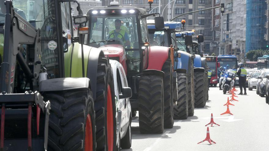 Una veintena de tractores llevan las protestas del sector agrícola al centro de A Coruña