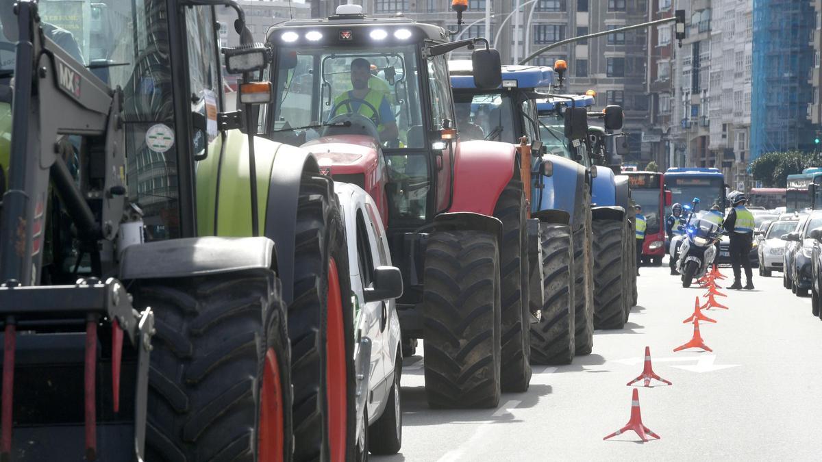 Los tractores llegan al centro de A Coruña para protestar por la situación del sector agropecuario
