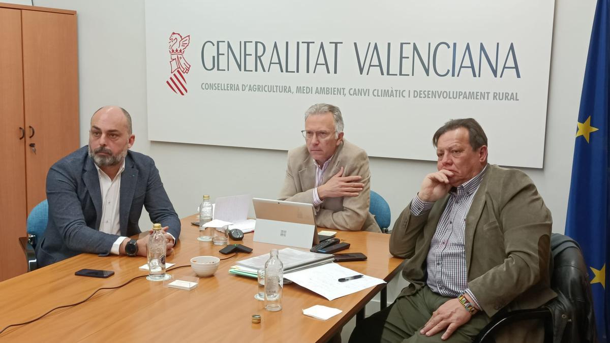 Los secretarios autonómicos de Agricultura y Medio Ambiente, Roger Llanes y Francisco Candela, y el presidente de la Comunidad Riegos de Levante y vicepresidente del Sindicato Central de Regantes del Acueducto Tajo-Segura, Javier Berenguer.