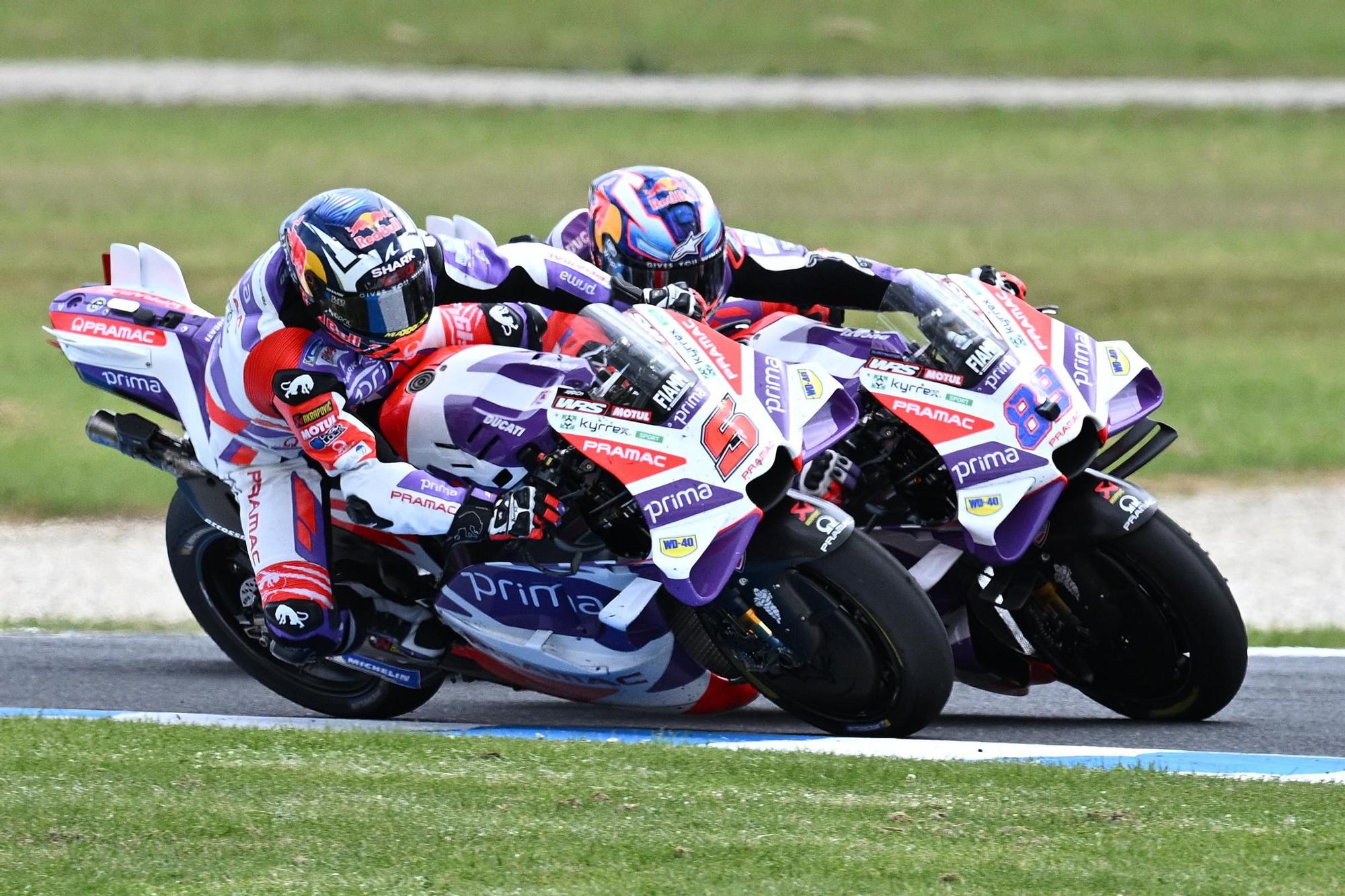 Zarco sube por primera vez a lo más alto del podio de MotoGP. Jorge Martín se lía