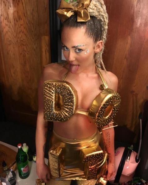 Miley Cyrus, purpurina por todas partes
