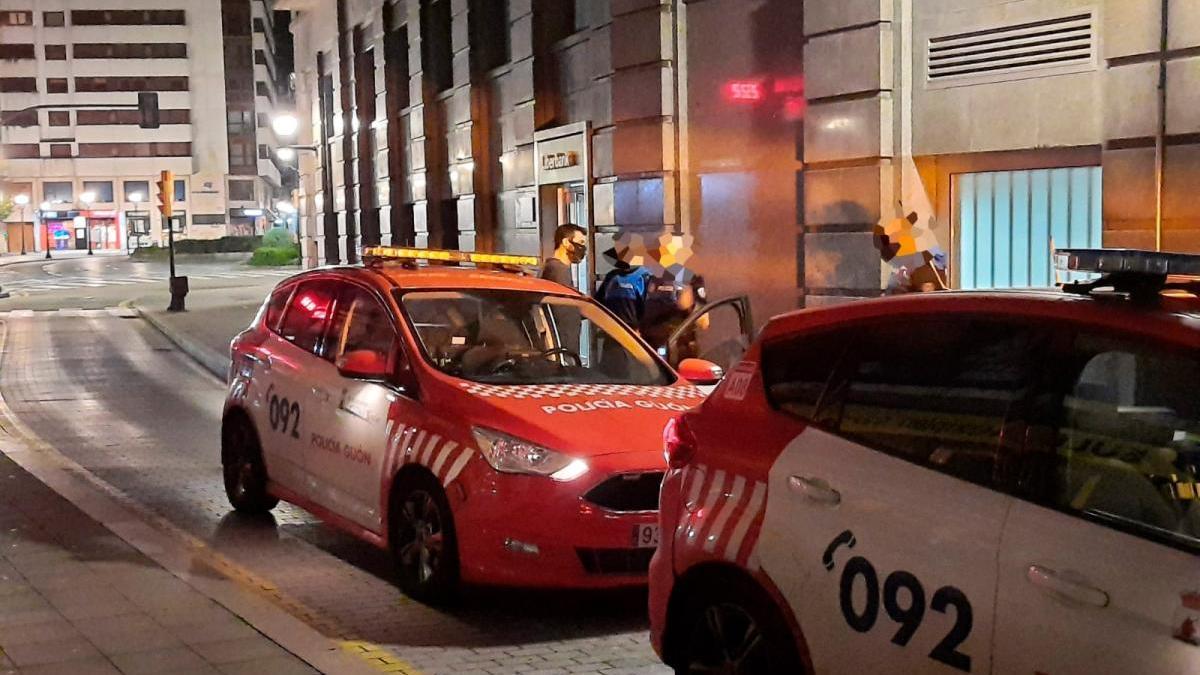 Varios &quot;okupas&quot; del Carmen golpean con un hierro a un viandante que les retó