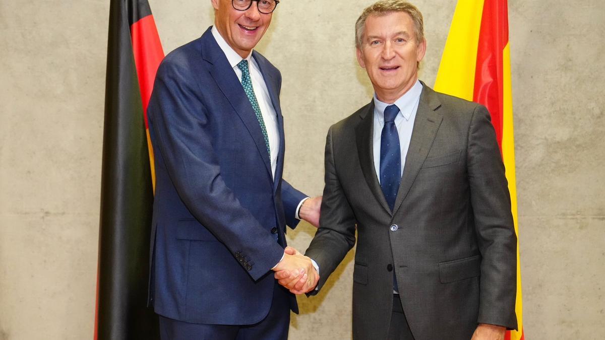El líder del PP, Alberto Núñez Feijóo, con el presidente de la CDU, Friedrich Merz.