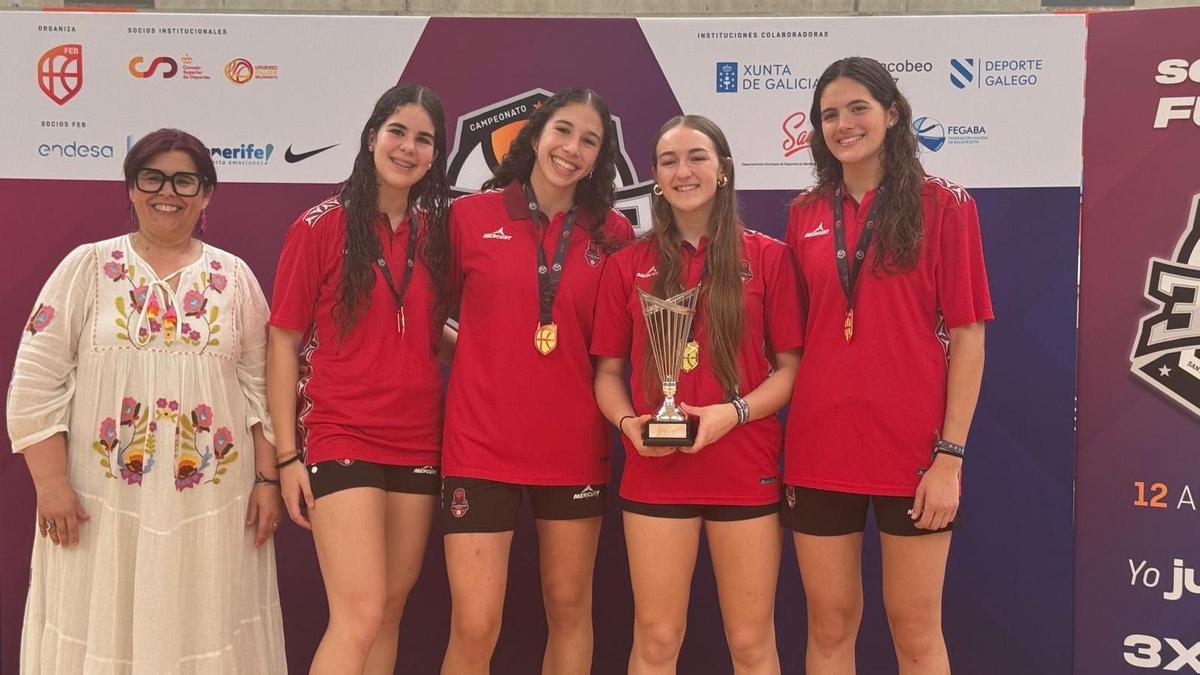 El equipo femenino sub-17 de 3x3 del Casademontc, con la medalla de bronce.