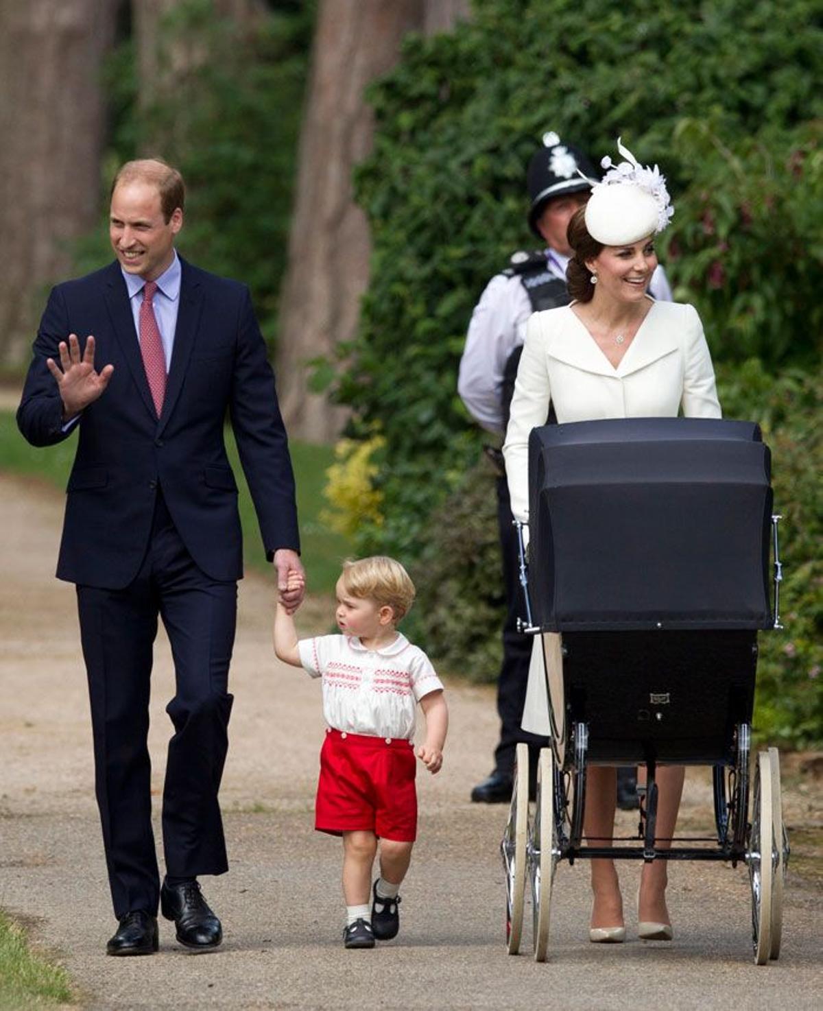 Los duques de Cambridge y sus hijos a la llegada del bautizo de Carlota