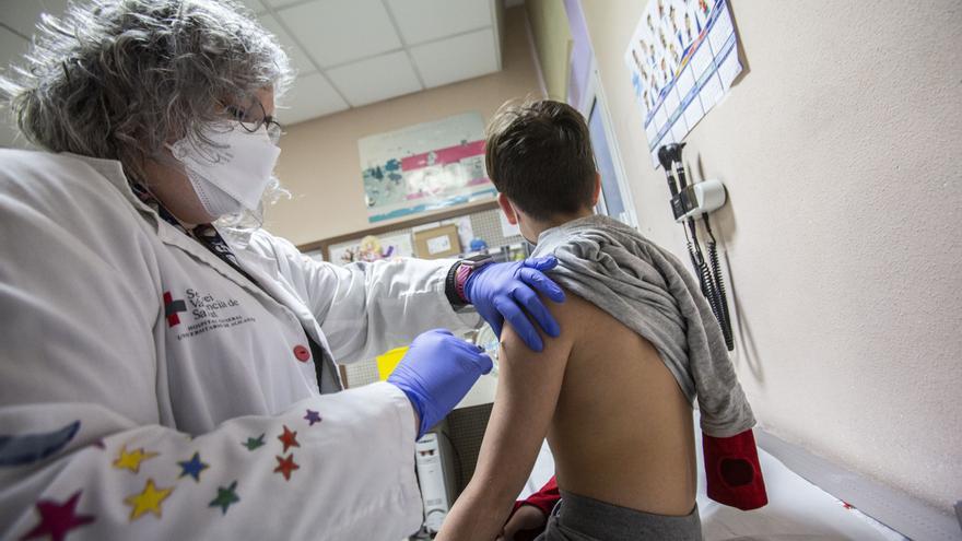 Sanidad vacuna a 30.000 menores alicantinos desde 12 años contra el virus del papiloma humano