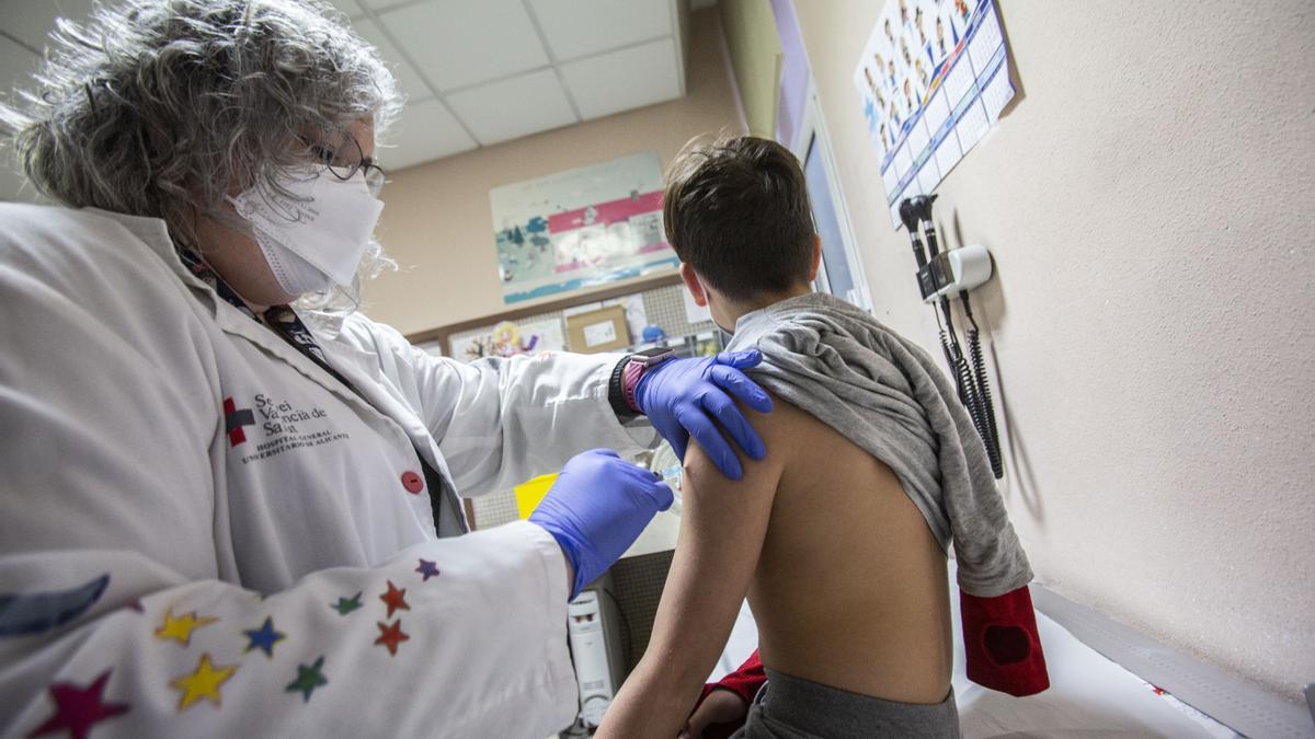Un niño de 12 años recibe la vacuna contra el papiloma humano en un centro de salud de Alicante