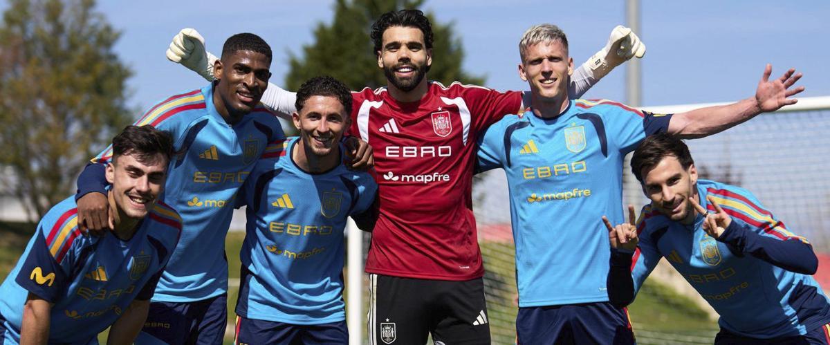 De izquierda a derecha, Ander Barrenetxea, Mosquera, Yeremy Pino, David Raya, Dani Olmo y Álex Baena.  | LA PROVINCIA / DLP