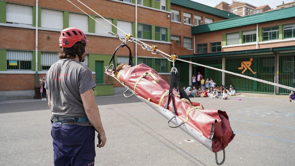 La Brigada de Salvamento Minero, por los aires en el colegio Asturias