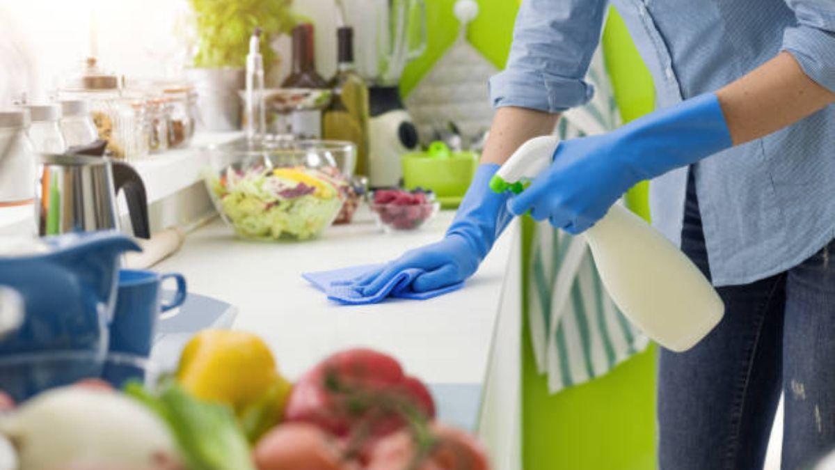 Una persona limpiando una cocina