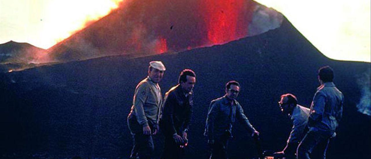 Un grupo de personas junto al Teneguía en plena erupción volcánica en 1971.