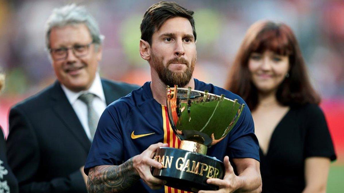 Messi, con el trofeo de ganador del Gamper del año pasado
