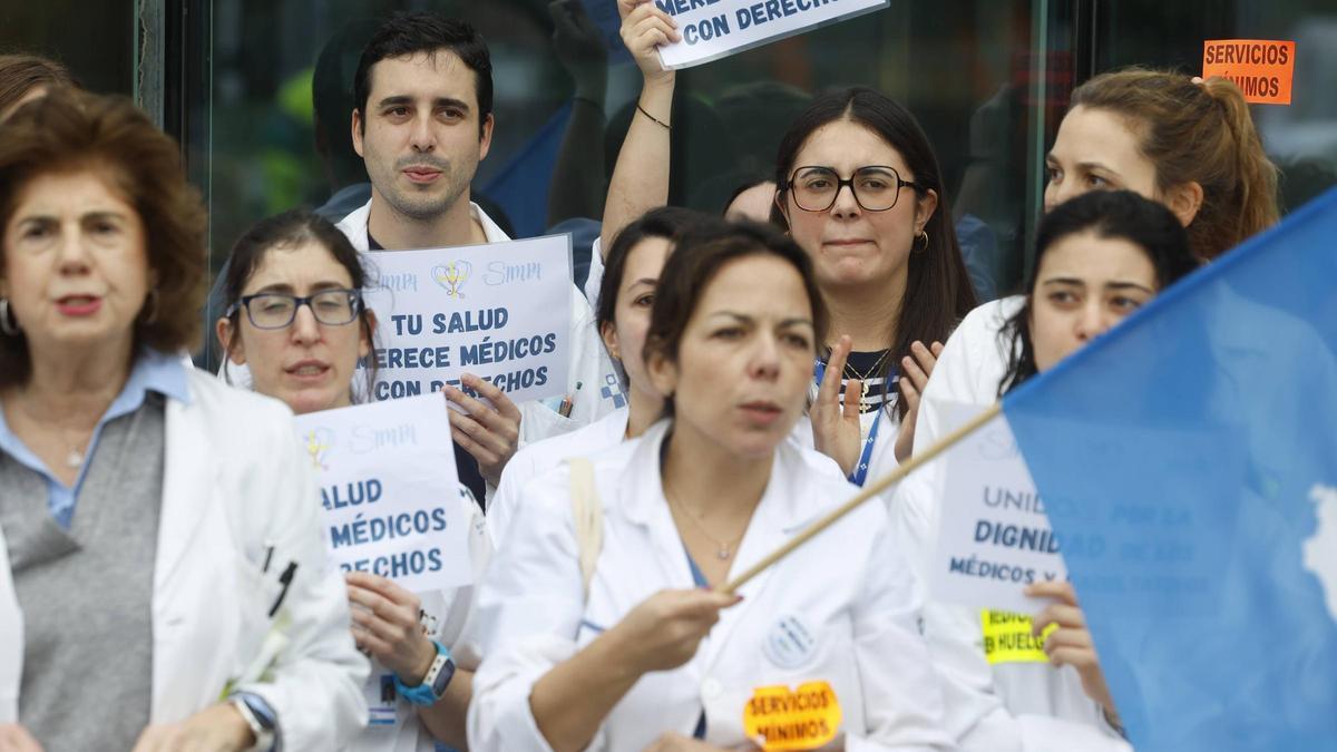 Concentración de médicos, el pasado viernes, en el Hospital San Agustín de Aviles.