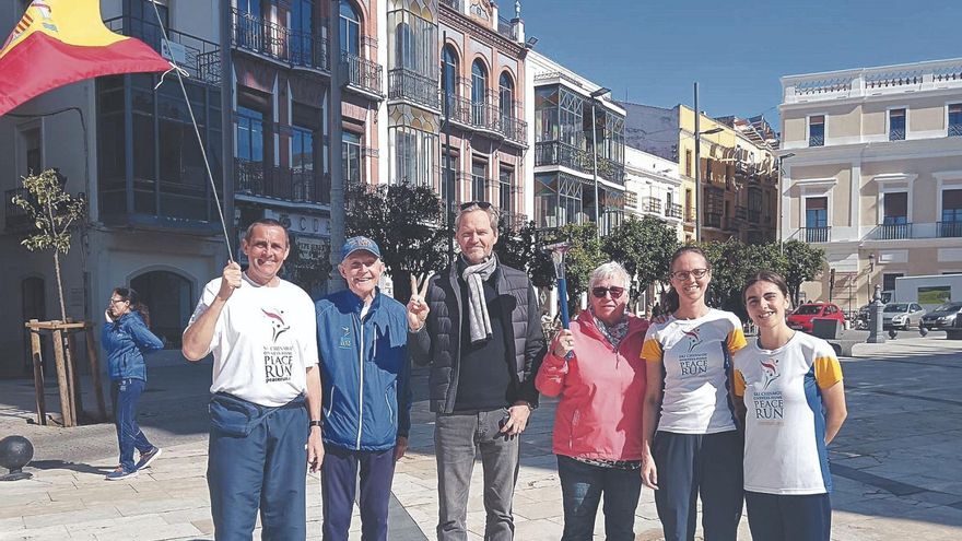 Una antorcha olímpica en la plaza de España: La carrera de relevos europea por la paz pasa por Badajoz