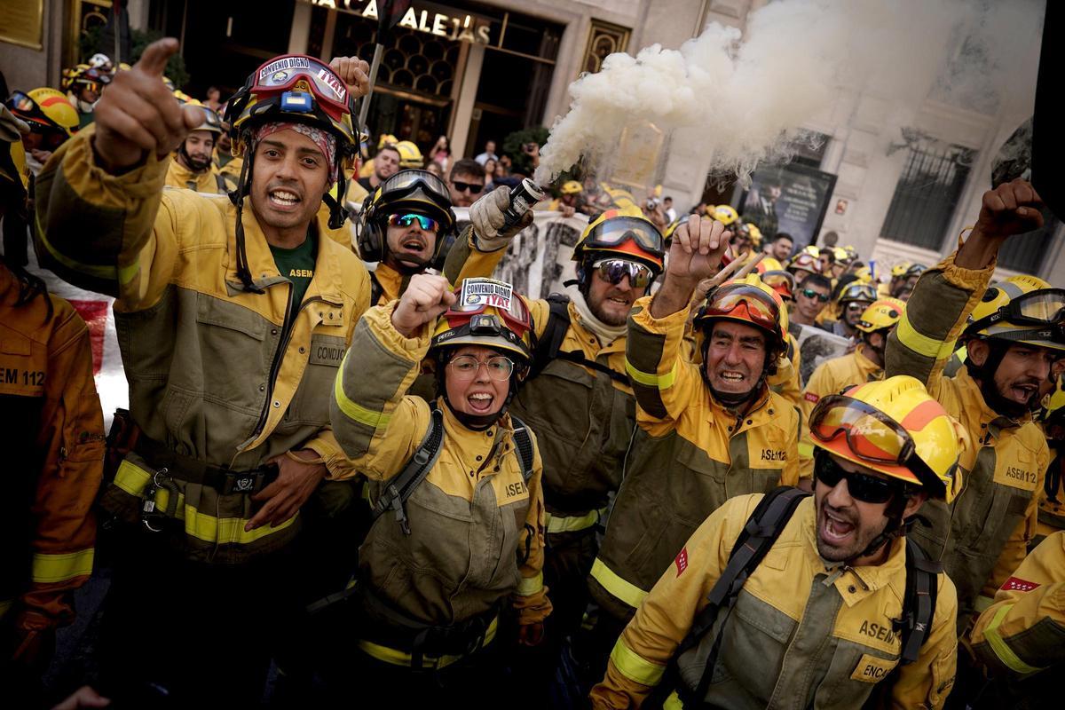 Concentración de bomberos forestales de la Comunidad de Madrid en el ministerio de Hacienda.