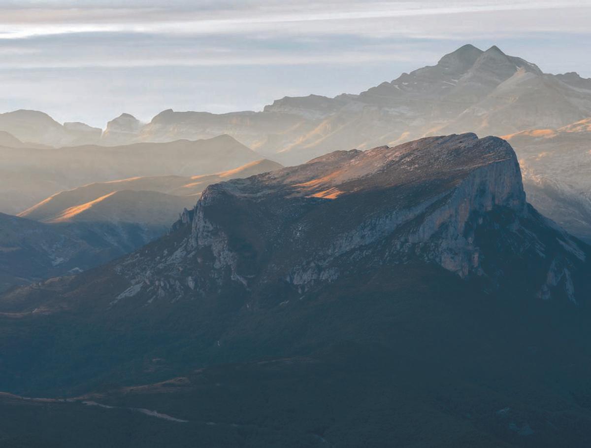 Grandes cumbres 8 Vista de Treserols y el Castiello Mayor al atardecer. | CHABIER LOZANO